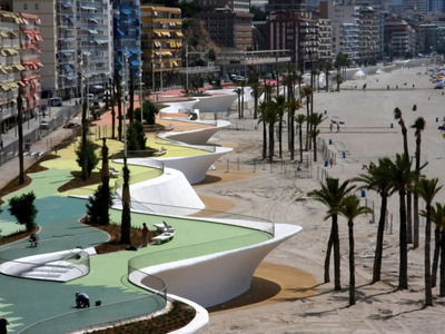 El paseo marítimo de Benidorm con forma de olas del mar