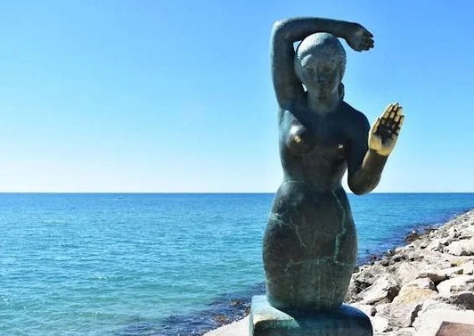 Escultura de sirena en Sitges