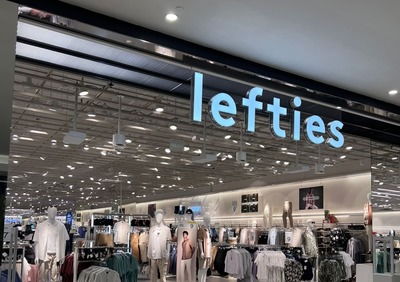 Lefties España – moda económica para todos Entrada de la tienda Lefties con ropa a precios bajos