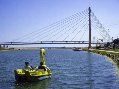 Parque Fluvial con áreas verdes y actividades