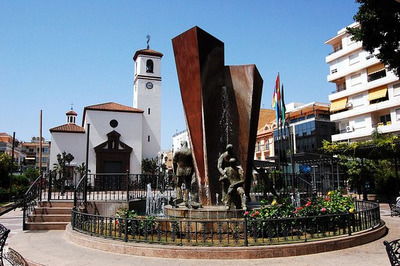 Plaza de la Constitución en el casco antiguo, con iglesia y fuente