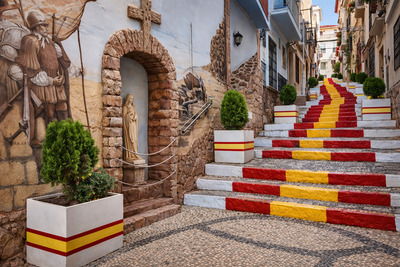Улица Carrer Puchalt Улица Carrer Puchalt - улица с испанским флагом на ступенях в Кальпе