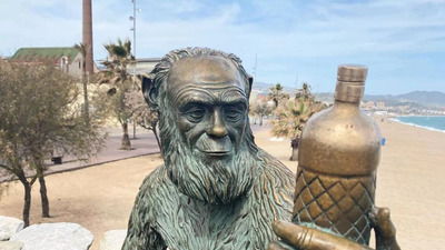 Estatua de bronce de un mono