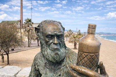 Бронзовая статуя обезьяны Mono de Anís на набережной Бадалоны