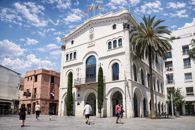 Ратуша Ayuntamiento на площади Plaza de la Vila в Бадалоне