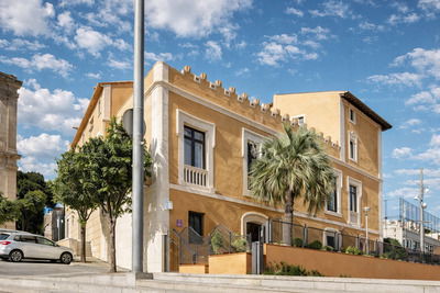 Старая башня Torre Vella на площади Конституции в Бадалоне