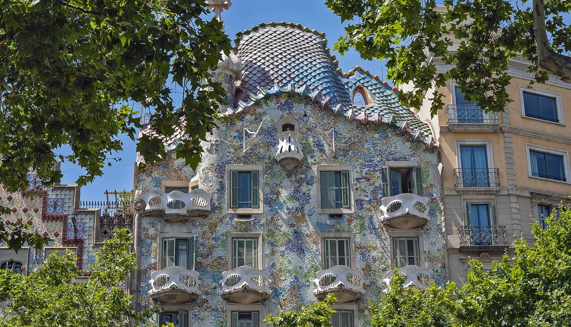 Каса Батльо (Casa Batlló) в Барселоне — фасад здания Гауди