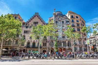 Passeig de Gràcia — un bulevar de moda en Barcelona con hermosa arquitectura y tiendas de diseño