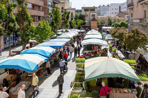 Уличный рынок Granollers в провинции Барселона по четвергам