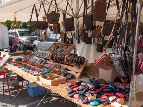 Уличный рынок Viladecans в провинции Барселона по средам