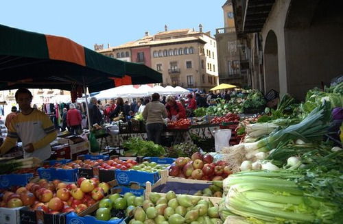 Mercado semanal en la plaza principal de Vic los martes