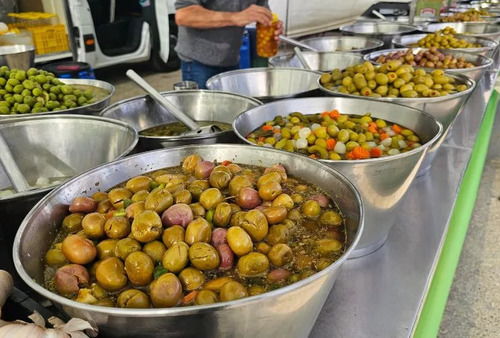 Puesto de venta de aceitunas en los mercadillos callejeros de Barcelona los sábados