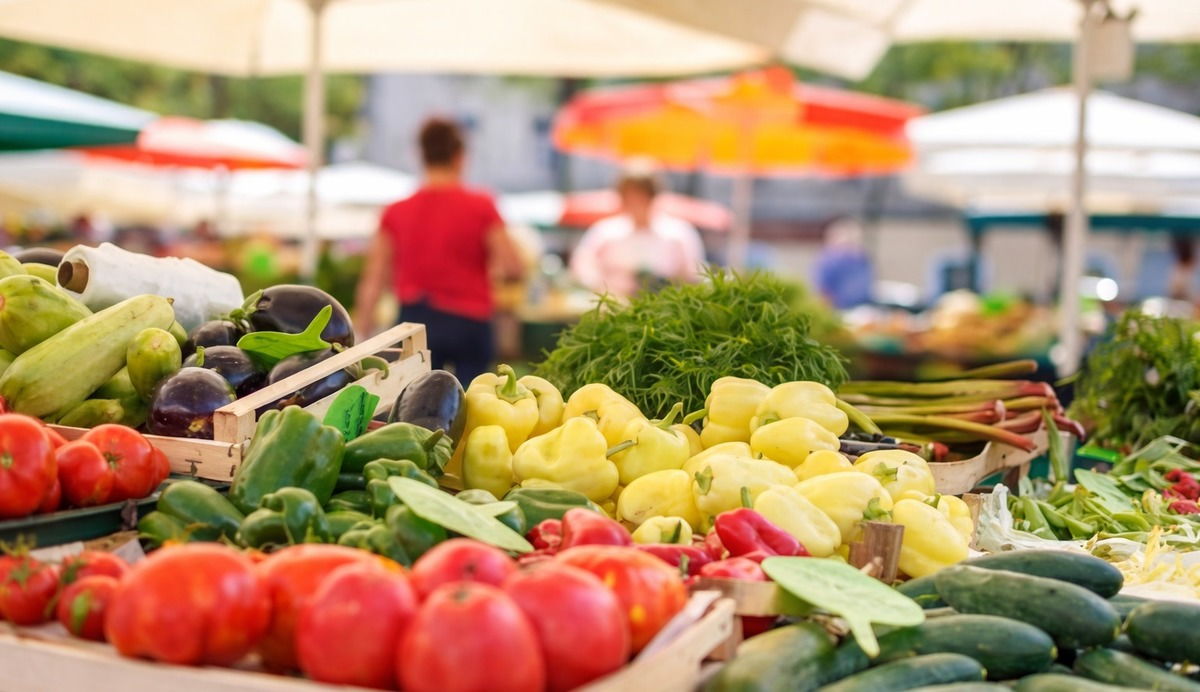 Mercadillo en Barcelona con frutas y verduras frescas