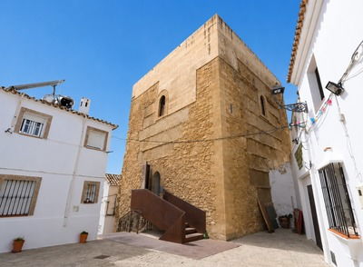 Castillo and the defensive Torreón tower