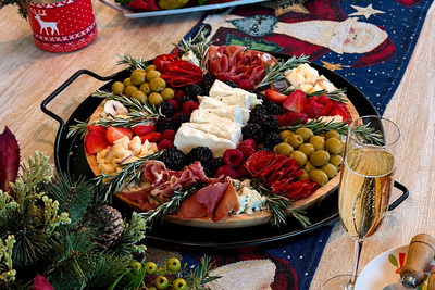 Ассорти традиционных испанских рождественских закусок с хамоном, сырами, оливками, ягодами и бокалом кавы