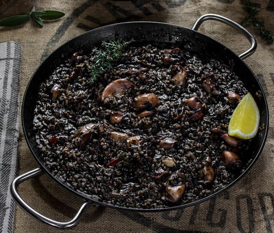 Arroz negro - plato de arroz con tinta de sepia