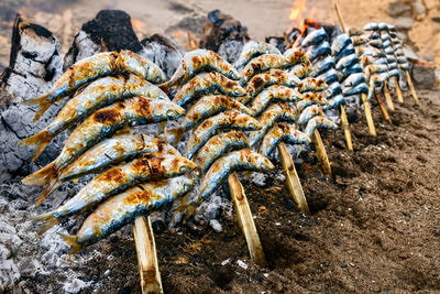 Espeto de sardinas Espeto de sardinas, sardinas asadas a la brasa