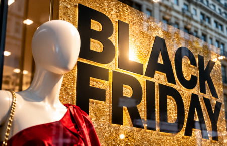 Escaparate de una tienda durante el Black Friday