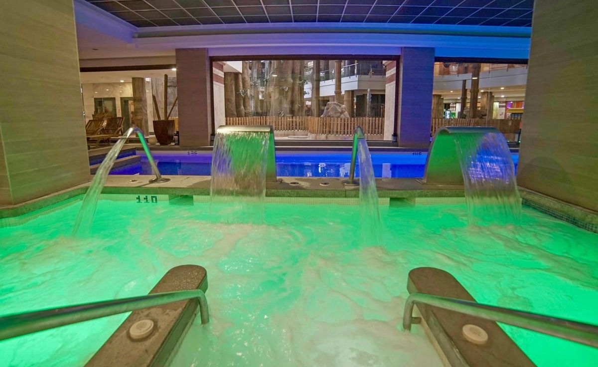 Отели с крытым бассейном для отдыха с детьми зимой