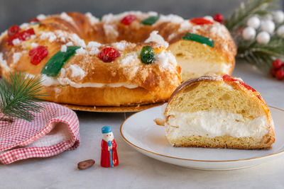 Roscón de Reyes — postre tradicional del Día de Reyes en España