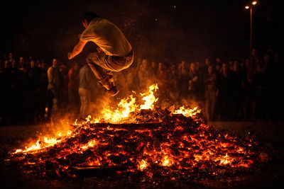 Saltar sobre la hoguera durante San Juan