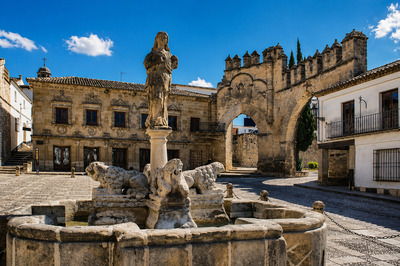 Площадь Популо (Plaza del Pópulo) в Баэсе
