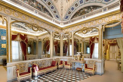 Зеркальный зал в королевском дворце