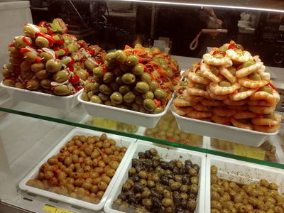 Тапас и оливки на рынке Mercado de San Miguel Тапас и оливки на рынке Сан-Мигель