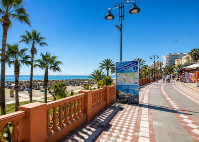 Benalmádena Costa — zona costera con paseo marítimo y puerto