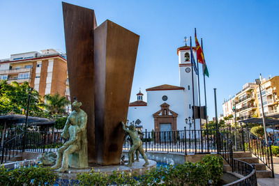 Plaza de la Constitución Площадь Конституции в центре Фуэнхиролы с церковью и фонтаном