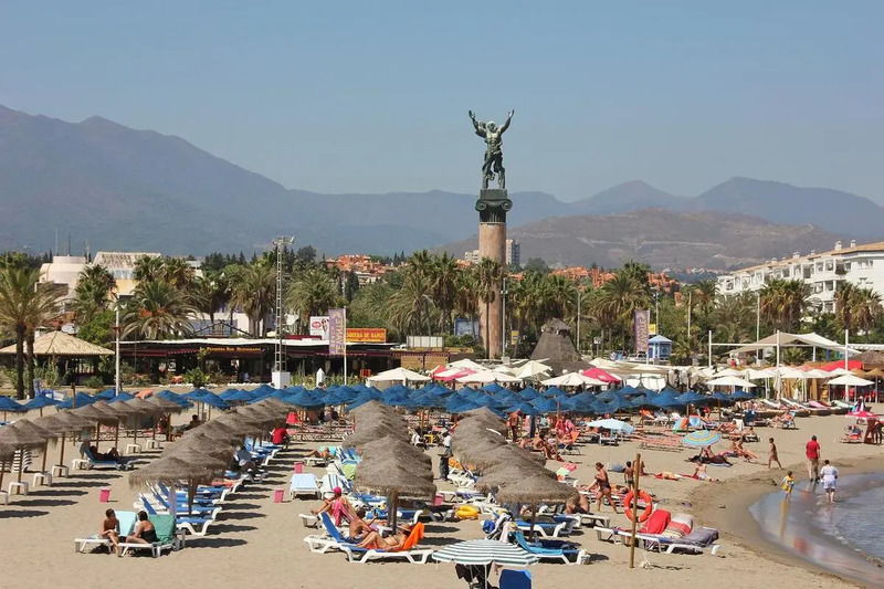 La Victoria Sculpture in Puerto Banús