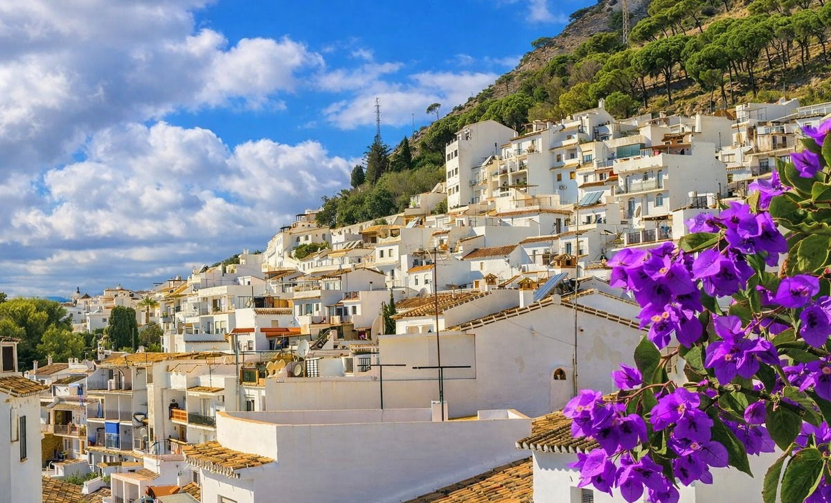 Михас Общий вид на Михас-Пуэбло — белый город в Малаге