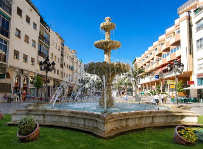 Plaza de Andalucía con una fuente de mármol de varios niveles