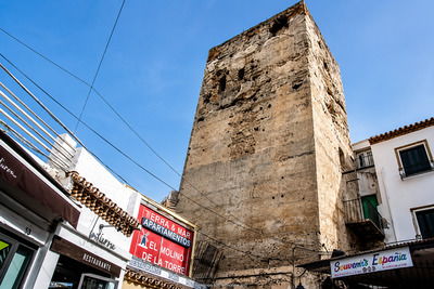 La Torre de los Molinos junto a la calle escalonada