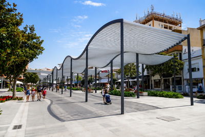 Plaza Costa del Sol con una gran pérgola de arcos inspirados en las olas del mar