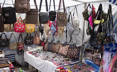 Mercadillos en Málaga los miércoles — puestos con bolsos y recuerdos