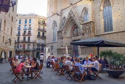 Personas descansando en la terraza de un café en España