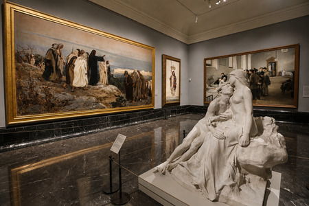 Sala del Museo del Prado con pinturas de distintas épocas y una escultura de mármol
