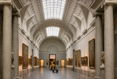 Sala de exposiciones del Museo del Prado con pinturas y arquitectura clásica