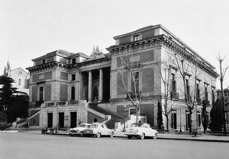 Fotografía histórica del edificio del Museo del Prado de Madrid a mediados del siglo XX