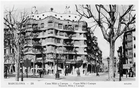 Fotografía histórica de la Casa Milà (La Pedrera) en Barcelona Fotografía histórica de la Casa Milà (La Pedrera) poco después de finalizar su construcción en Barcelona