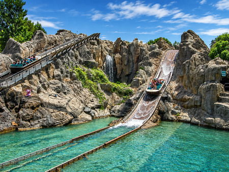 Atracción acuática Tutuki Splash en el área Polynesia de PortAventura World
