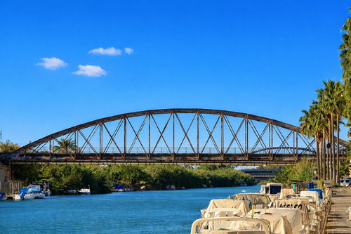 Puente de hierro sobre el río Júcar