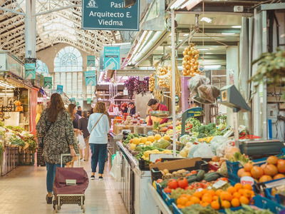 Puestos de frutas y verduras en un mercado de Valencia.